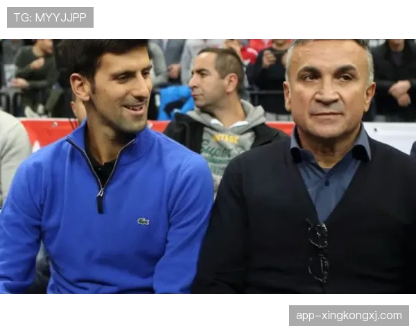 德约今天居然穿T恤花纹像家里老爸，一点明星架子都没了？